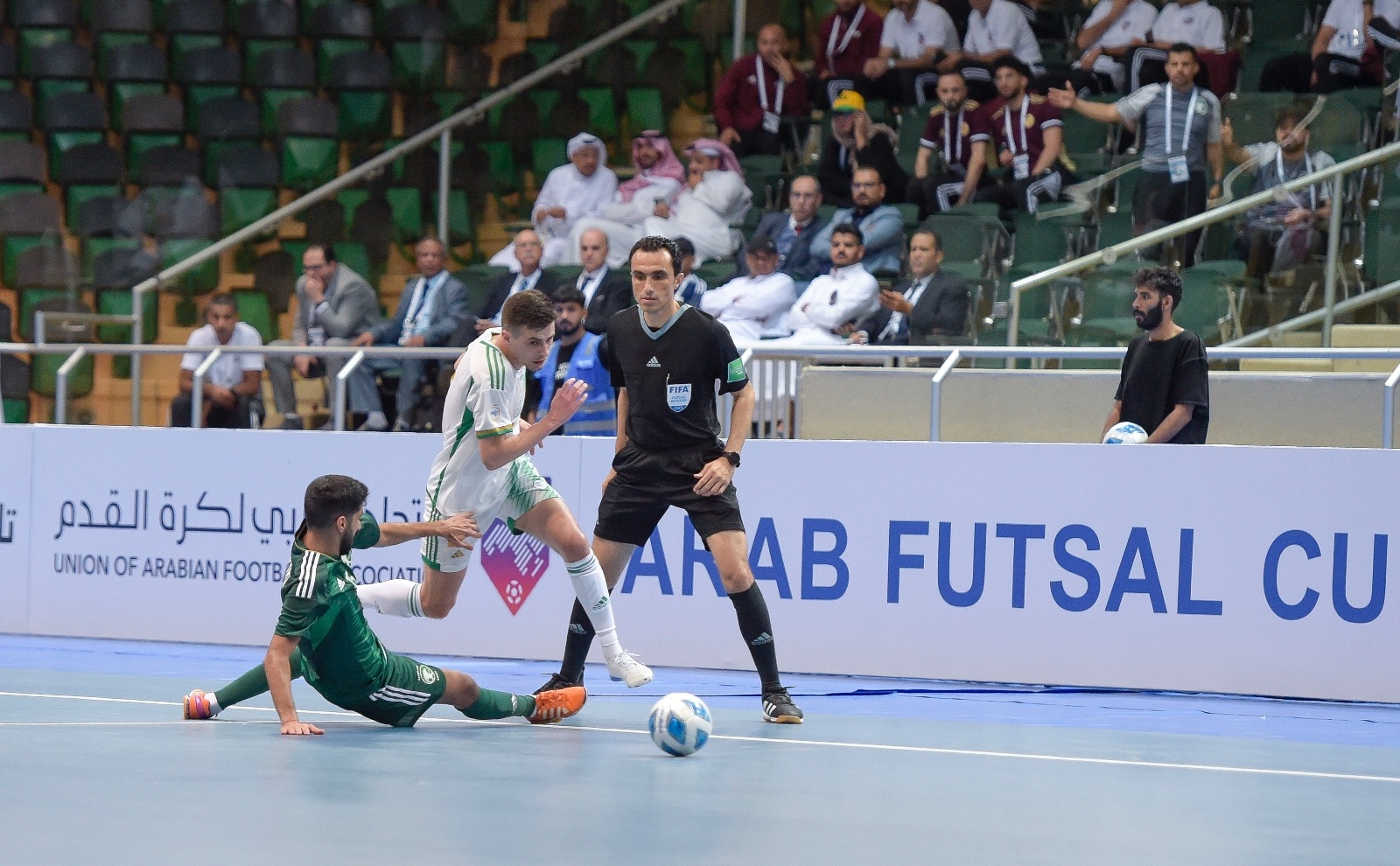 في انطلاقة منافسات كأس العرب لكرة قدم الصالات 2023 | تعادل السعودية مع الجزائر وفوز ليبيا أمام طاجيكستان في الجولة الأولى من دور المجموعات 6 في انطلاقة منافسات كأس العرب لكرة قدم الصالات 2023 | تعادل السعودية مع الجزائر وفوز ليبيا أمام طاجيكستان في الجولة الأولى من دور المجموعات