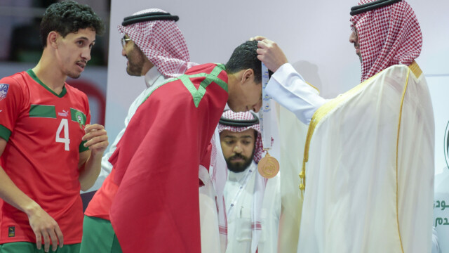 في ختام بطولة كأس العرب لكرة قدم الصالات 2023 .. سمو محافظ جدة يتوج منتخب المغرب بكأس العرب 50 في ختام بطولة كأس العرب لكرة قدم الصالات 2023 .. سمو محافظ جدة يتوج منتخب المغرب بكأس العرب